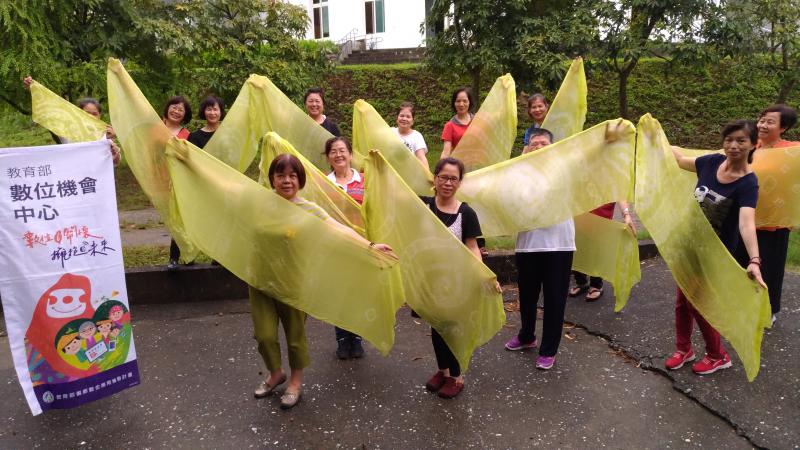 學員開心展現成果合照