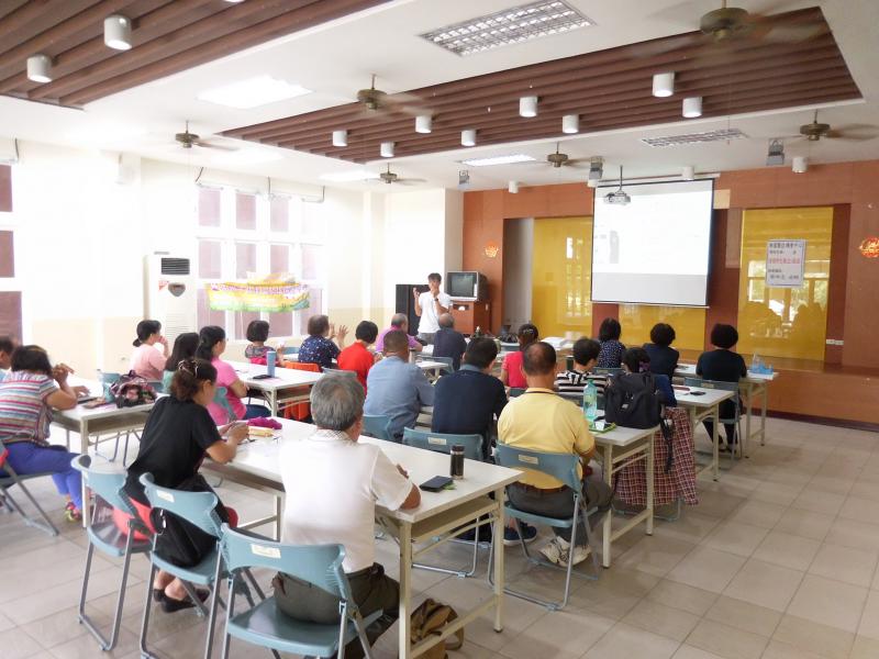 學員專心聽老師分享課程