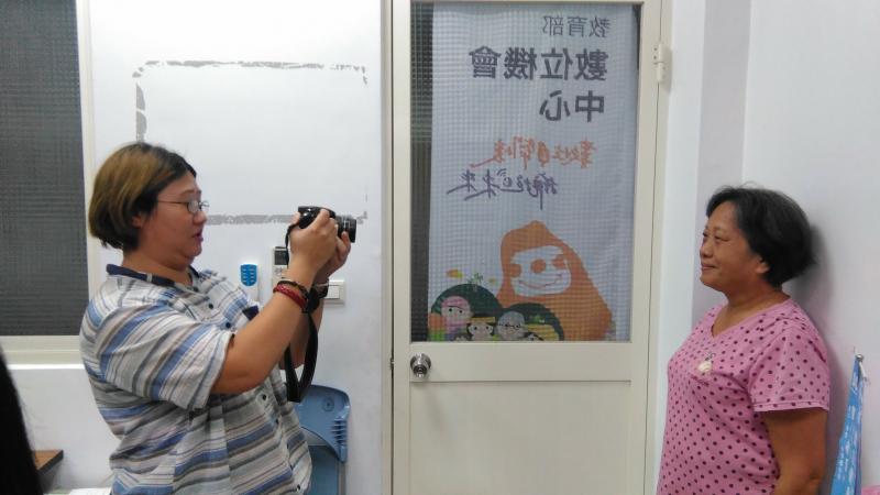 講師示範拍照技巧