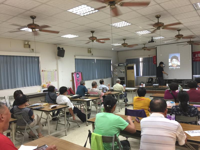 平板電腦APP下載(免費、付費、排行等等介紹)，下載免費「玩美相機」APP，利用平板拍照、編輯圖片。