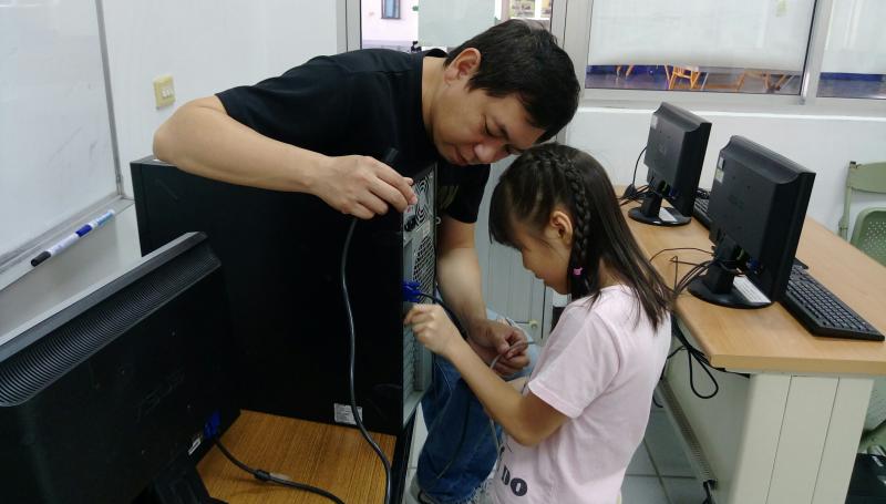 學員認真聽老師講解並實際操作