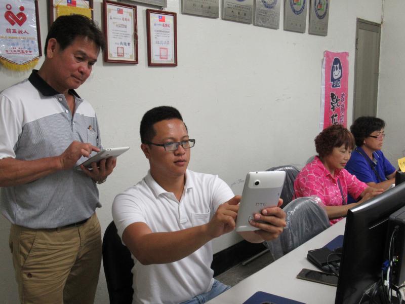 社區協會的大家長陳勝駿村長也來學習使用google表單