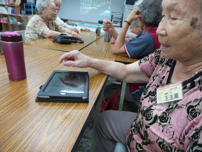 阿嬤練習操作平板