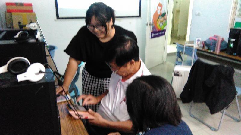 盧宣如講師與學員互動中。