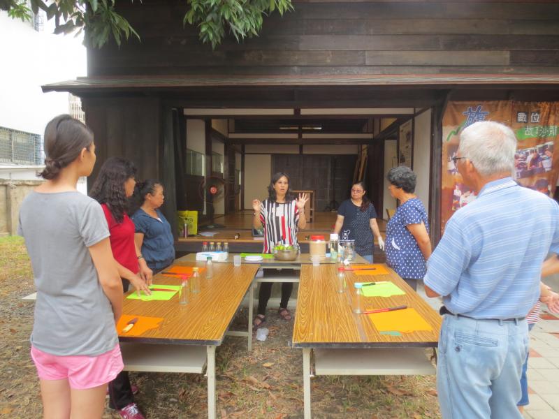 老師正在講解如何製作酵素