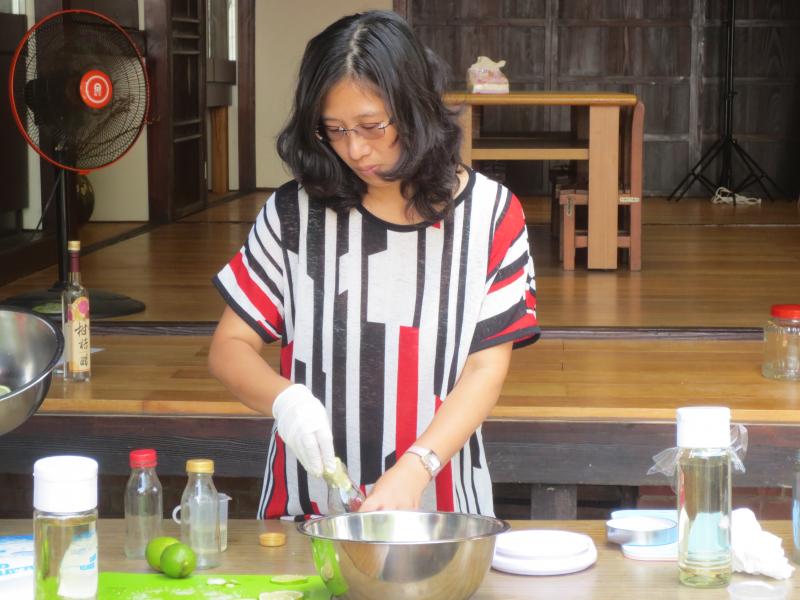 老師正在示範如何製作酵素