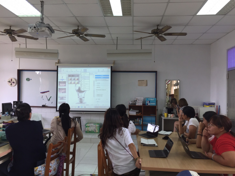 這群可愛的學員想著如何設計出一本屬於自己的電子書