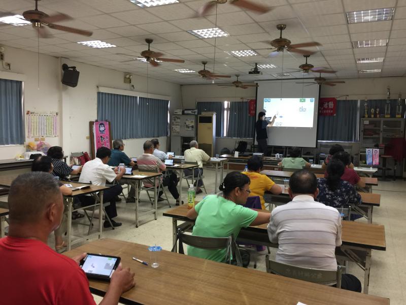 平板下載APP：高鐵、台鐵訂票查詢系統，國道路況查詢系統。