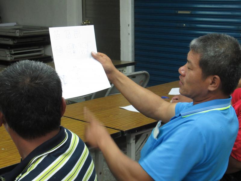 認真的學員在紙上記下講師說過的重點