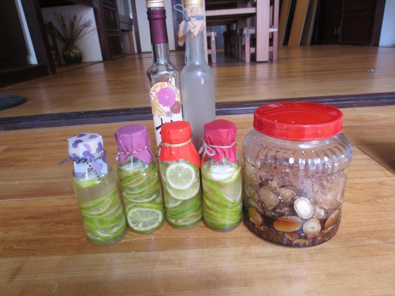 這些是老師和同學一起做的酵素