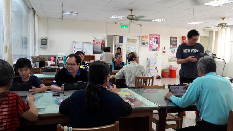 老師教導學員下載、操作發票小幫手app