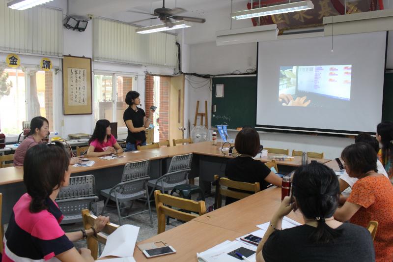 老師示範教學如何操作