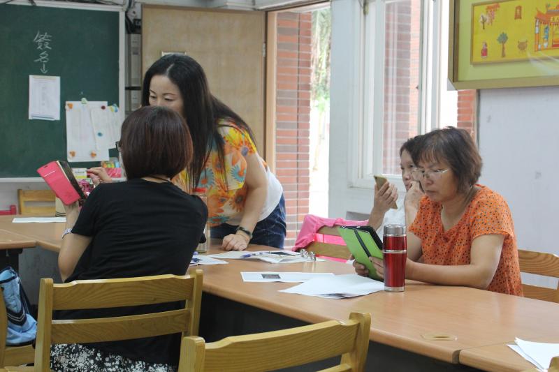 學員互相討論研究小影APP