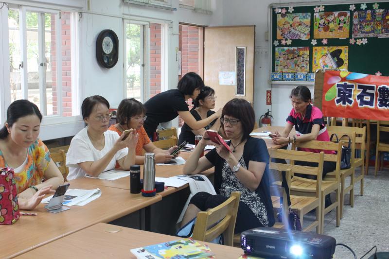 學員們開始編輯影片