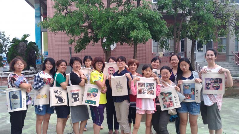 下課，拿起自己作品大合照