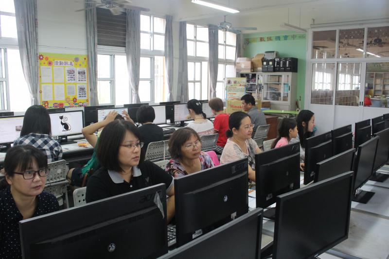 學員用電腦編輯照片