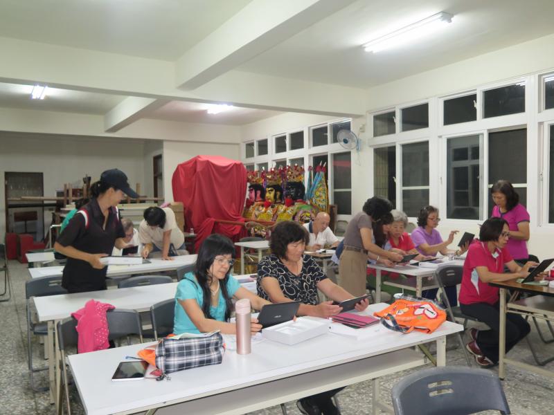 學員上課互相討論上課