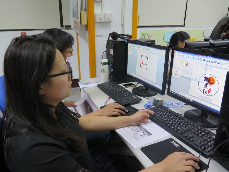 學員學習自做自己的LOGO