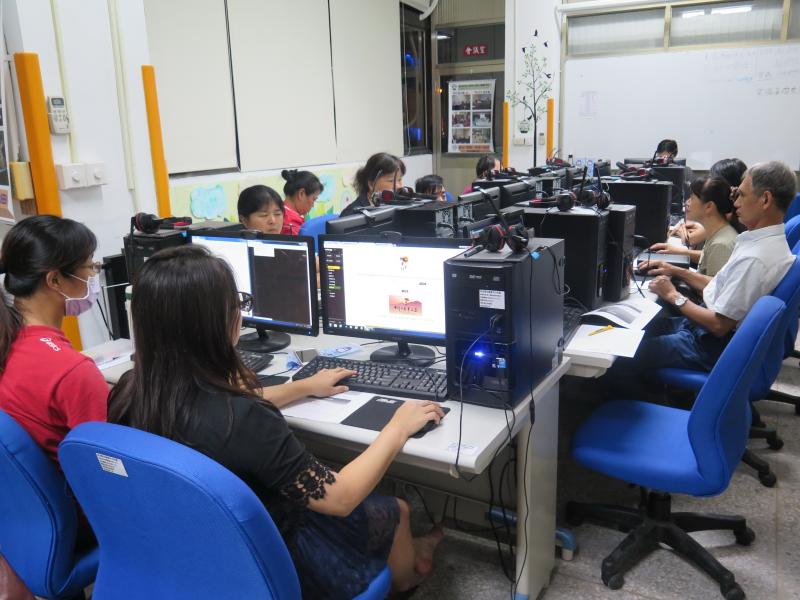 學員學習製作自己的網頁