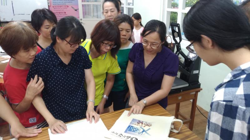 老師示範教學如何操作