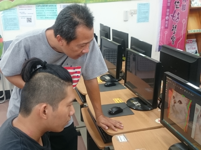 學員與學員間相互討論，討論素材取用。