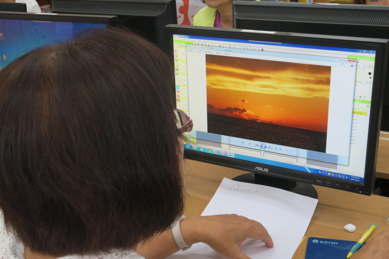 學員上免費圖庫搜尋素材，挑選自己喜歡的背景。