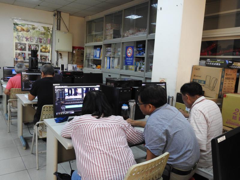 影片剪輯ㄝ點選「軌道選擇工具」後在一筆記一步一步慢慢操作。