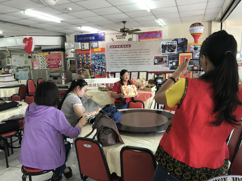 店家說明商品特色，其他學員做紀錄