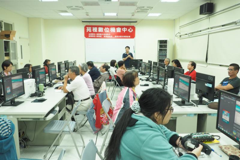 老師認真上課，學員認真聽課