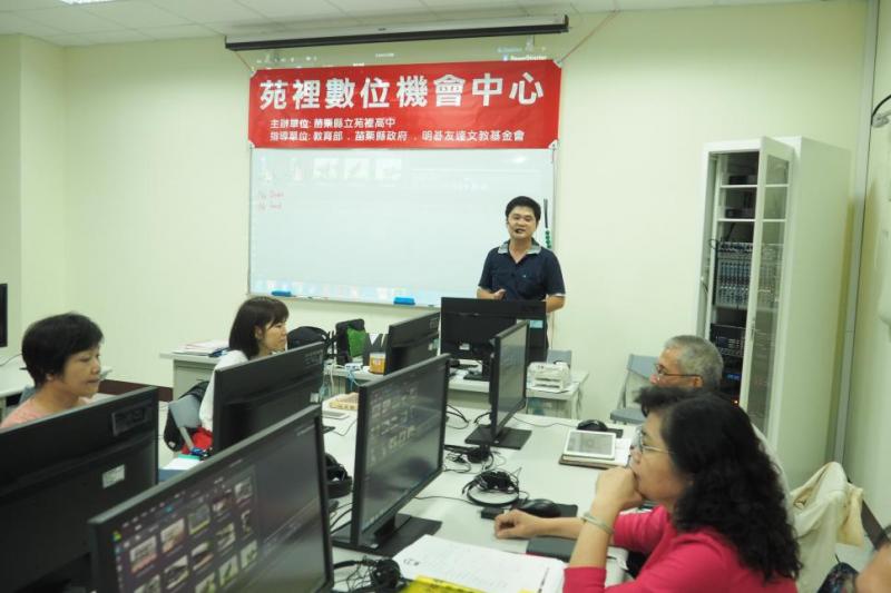 老師認真講課，學員認真聽課