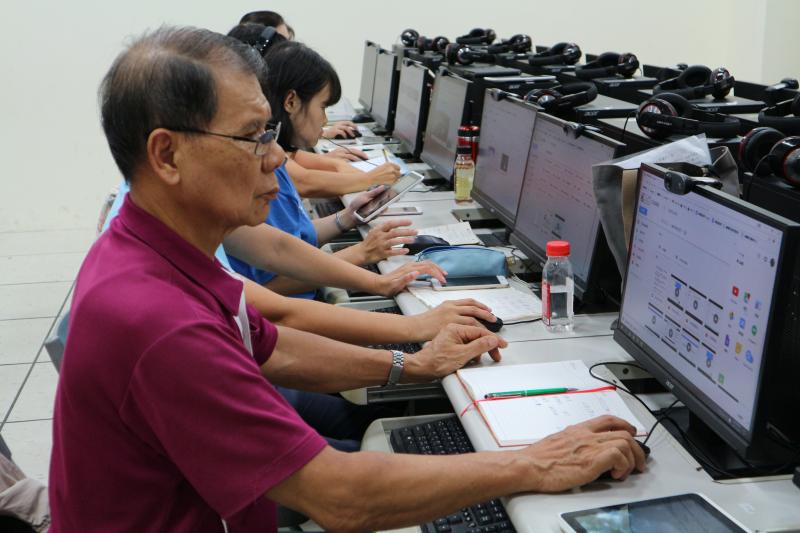 讓學員自行操作GOOGLE的各項服務