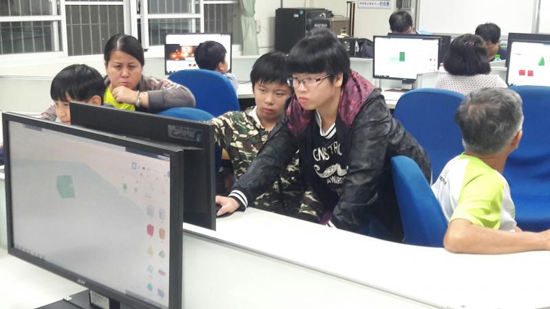 學員們互相協助完成作品