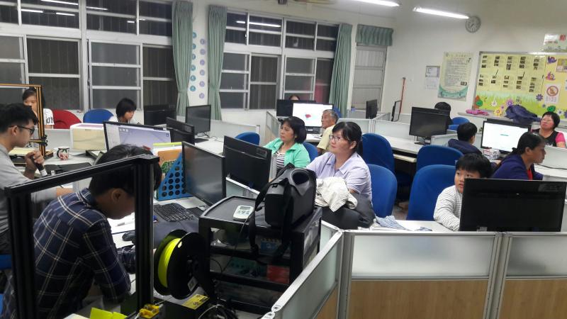 學員們專注地聽老師解說