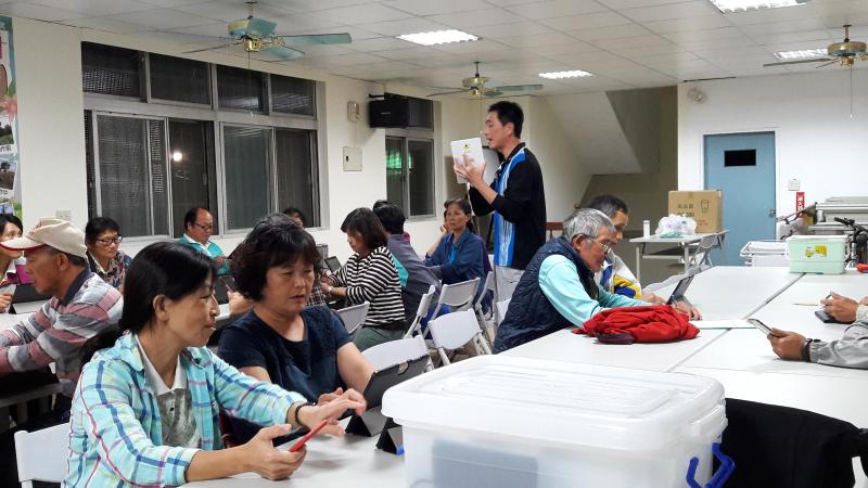 李老師教導學員如何下載及操作APP