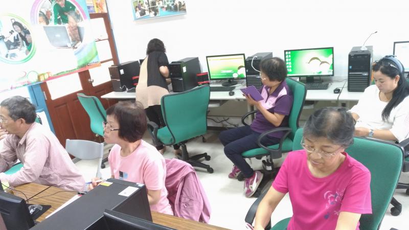 學員互相研究雲端操作