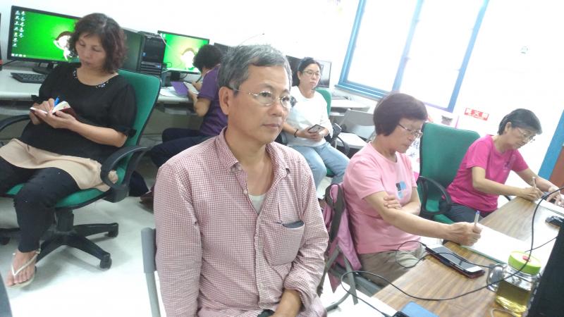 學員專心聽老師操作指導