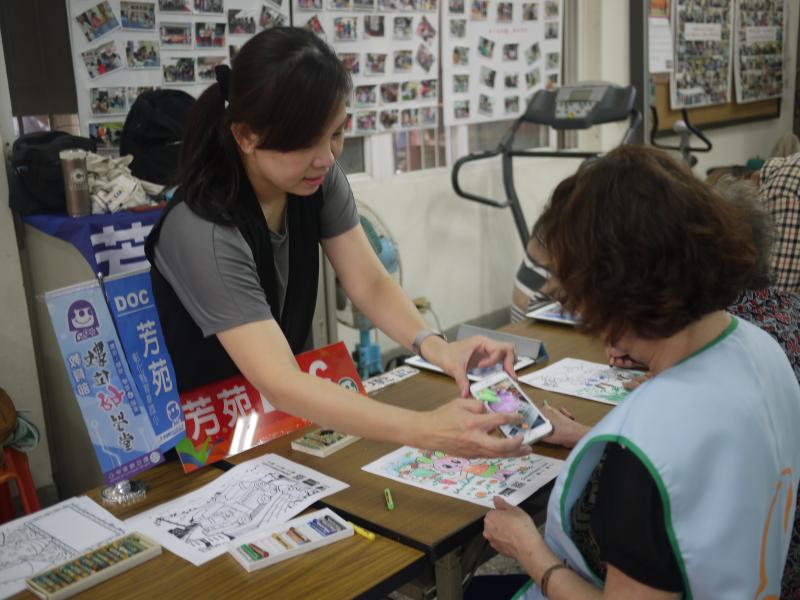 教導民眾使用手機下載APP  回家方便操作