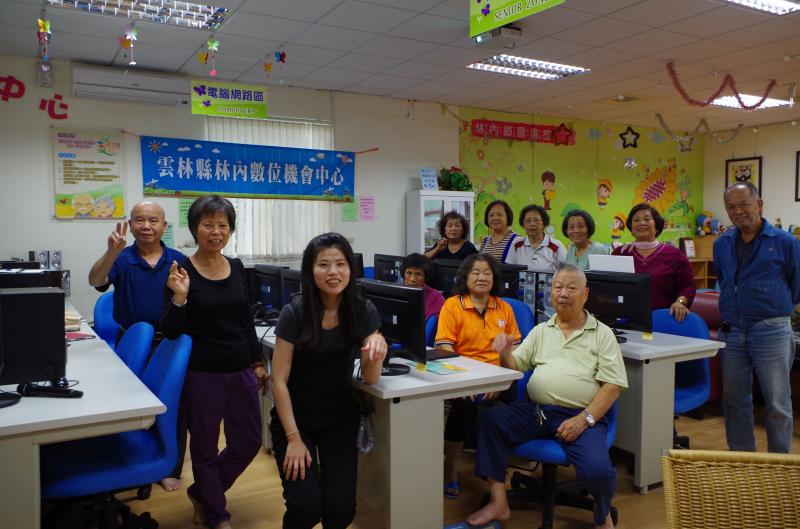 齊力完成一件事的笑容，    迷人的樣子，    滿滿的點滴，  您我的回憶。