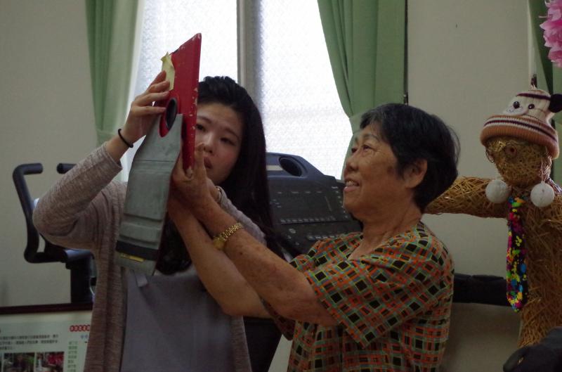 浩瀚的數位時代，  無盡的求知欲望，  燃燒的學習熱情，  溫暖的相伴鼓勵。