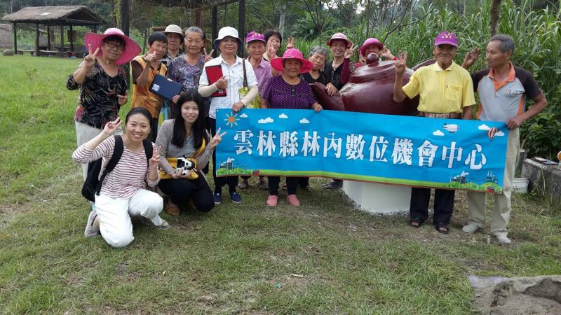 微風栩栩，  環境幽幽，  笑聲滿滿，  熱鬧紛紛。