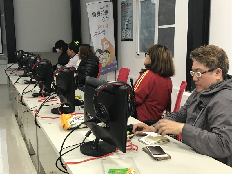 學員認真學習講師的剪輯教學