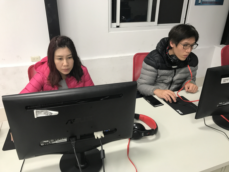 學員練習操作剪輯軟體