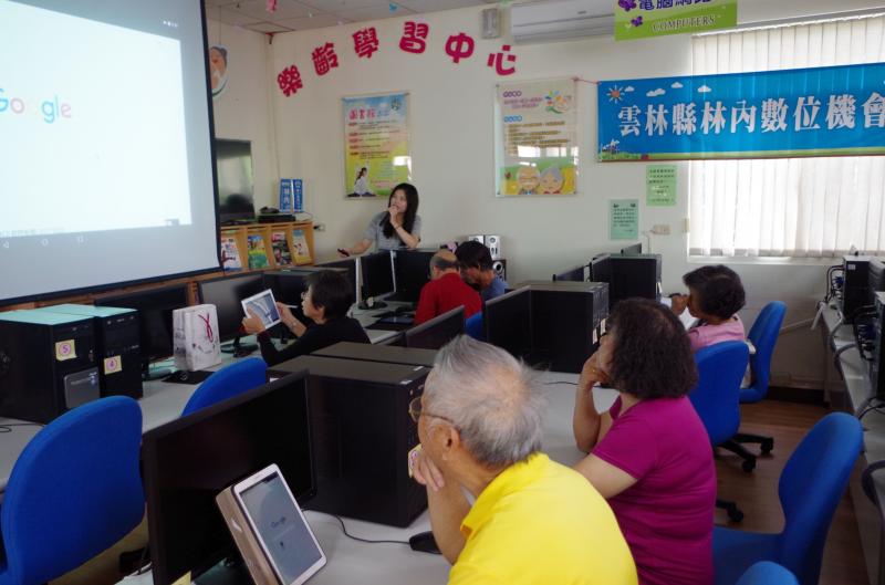 Google上網便利生活，  廣播擬稿無限創意，  廣播錄音自由發揮，    E起動動腦，沒煩老。