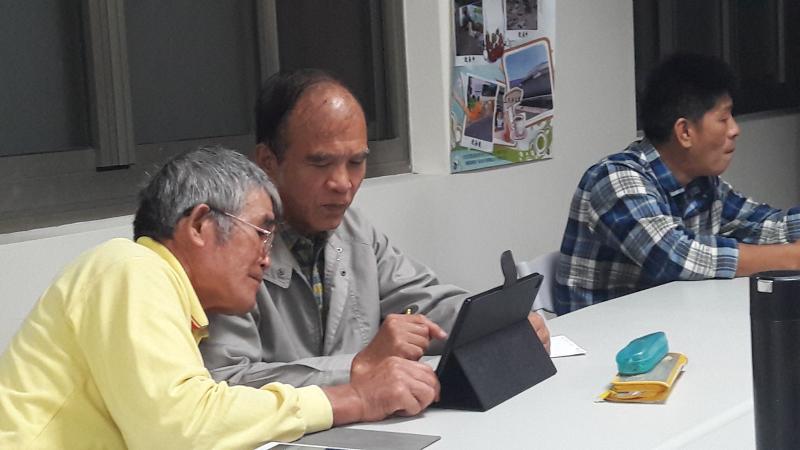 學員相互討論、研究