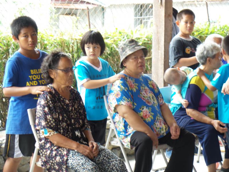 上課前有社區小朋友先幫長輩按摩