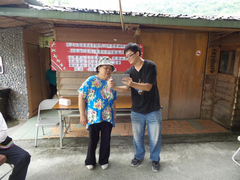 學員逐一上台演唱