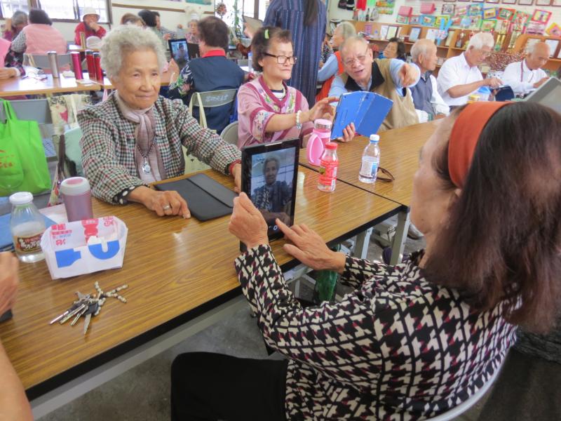 從基本的開始，一步步教導長輩如何使用相機功能