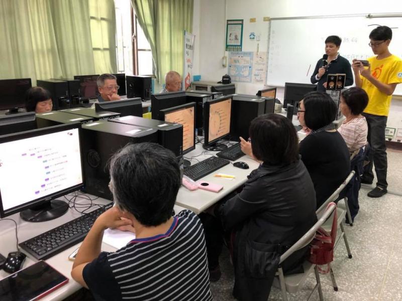 資訊志工協助數位APP課程教學