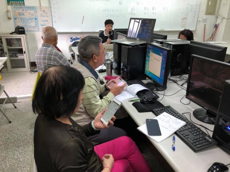 講師透過電腦投影手機畫面，指導學員操作步驟