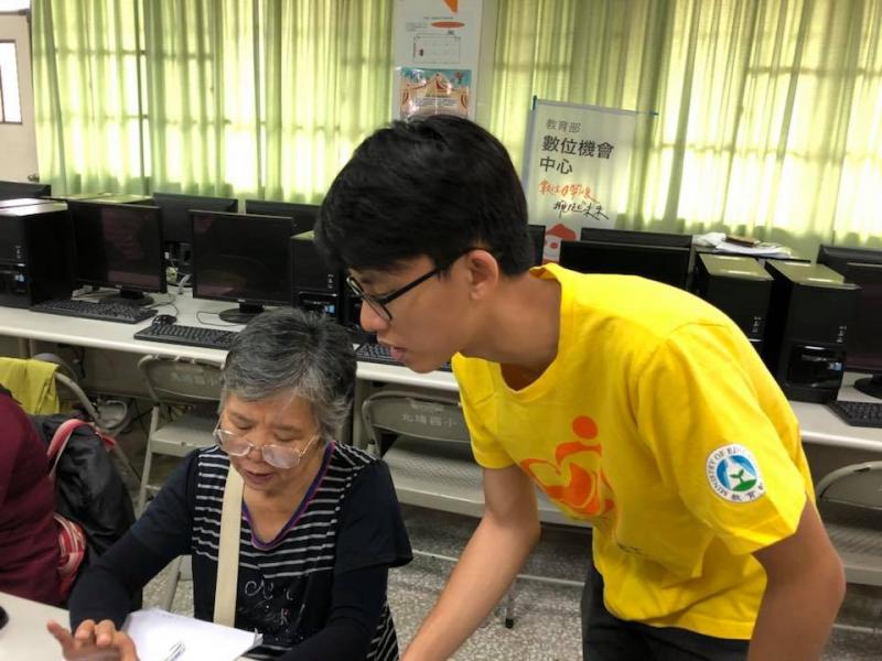 熱心的大專資訊志工也到學員旁邊協助